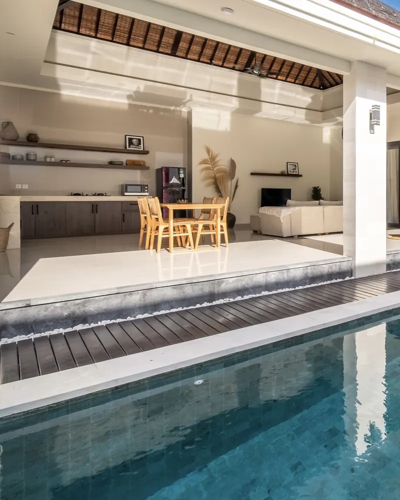 Opgeleverde villa: het zwembad langs de woonkamer, klaar voor de eerste gasten