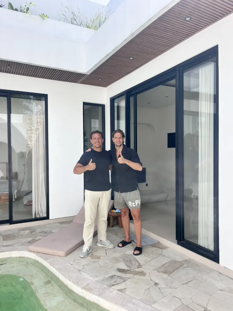 Steven en een koper bij de sleuteloverdracht van zijn villa